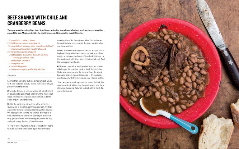 Red plate with beef shanks and cranberry beans on a wooden surface, accompanied by text on the left.